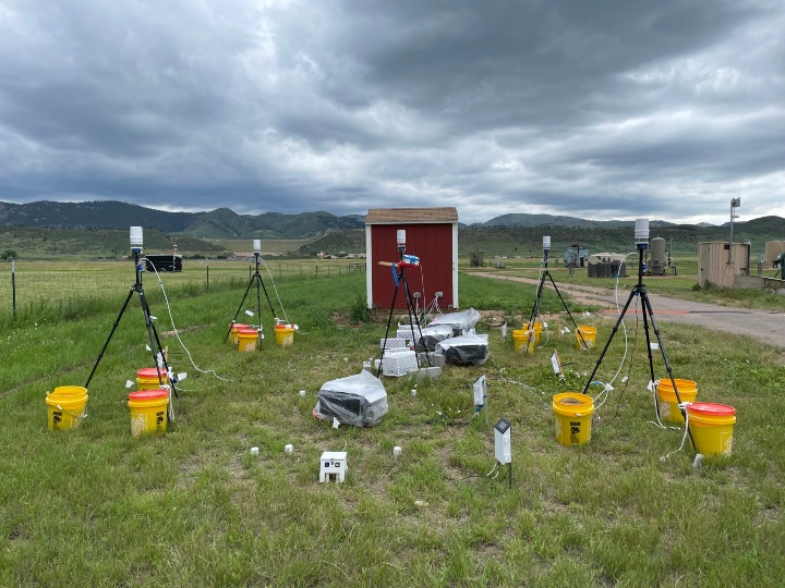 Das ist ein Foto vom Versuchsaufbau zur Überwachung von Methan im Boden und der Atmosphäre sowie der Wetterbedingungen
