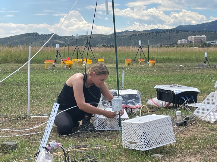 Das ist ein Foto von Stefanie Kiemle bei der Installation eines Windanemometers (TriSonica MIni Wind) zur Überwachung der oberflächennahen Windgeschwindigkeit