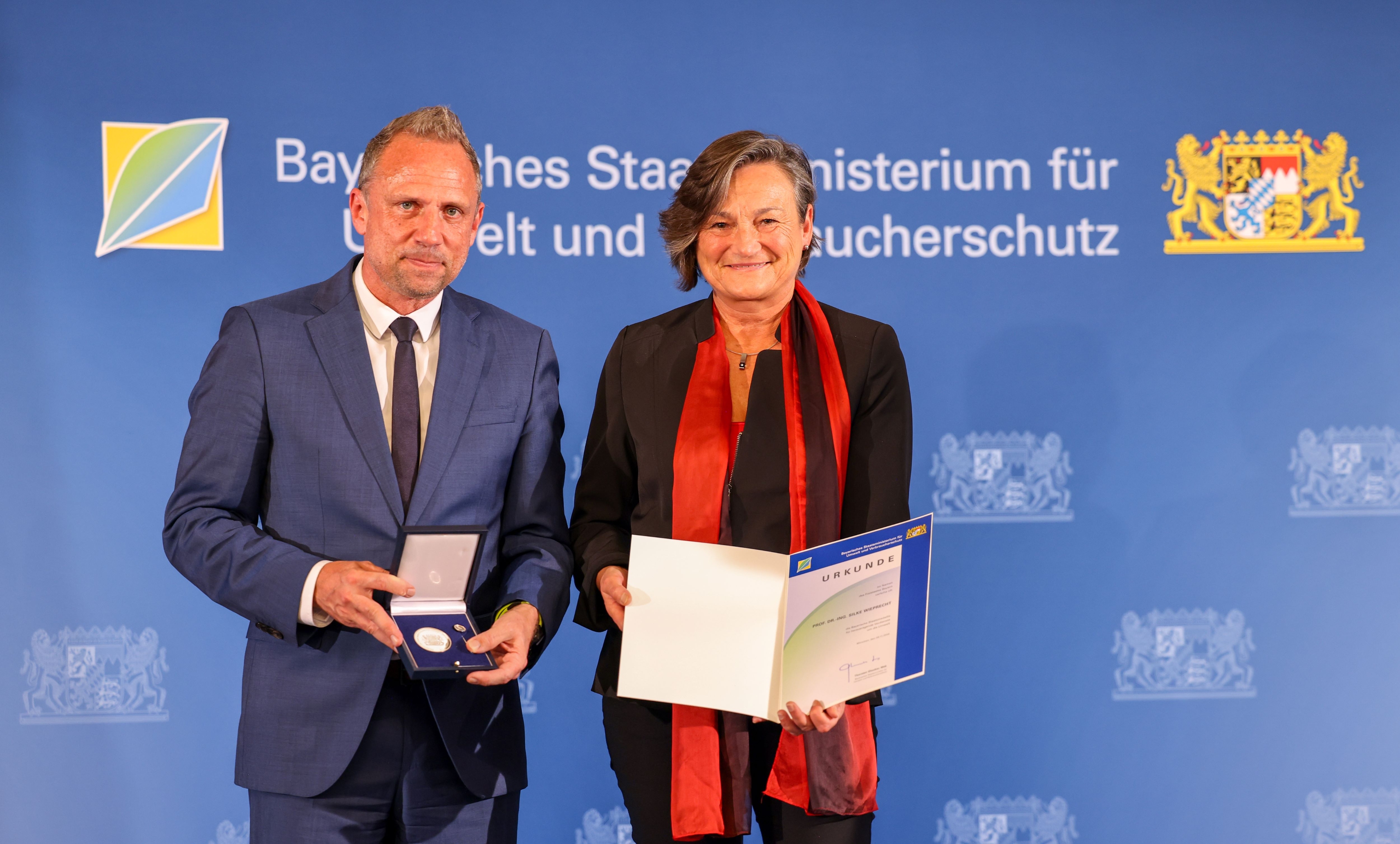 Ehrung für herausragende Dienste um die Umwelt für Prof. Dr. Silke Wieprecht